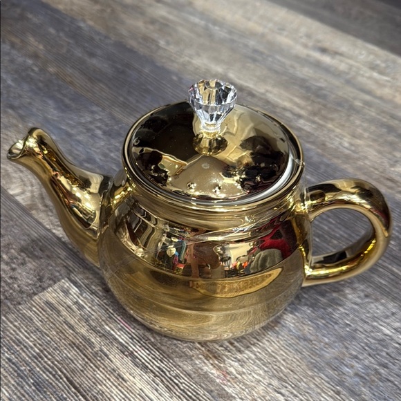 Elegant Gold Teapot with Crystal Knob - Picture 1 of 4